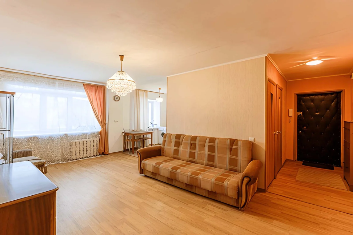 How Do You Decorate a Small Apartment Without Making It Feel Crowded?